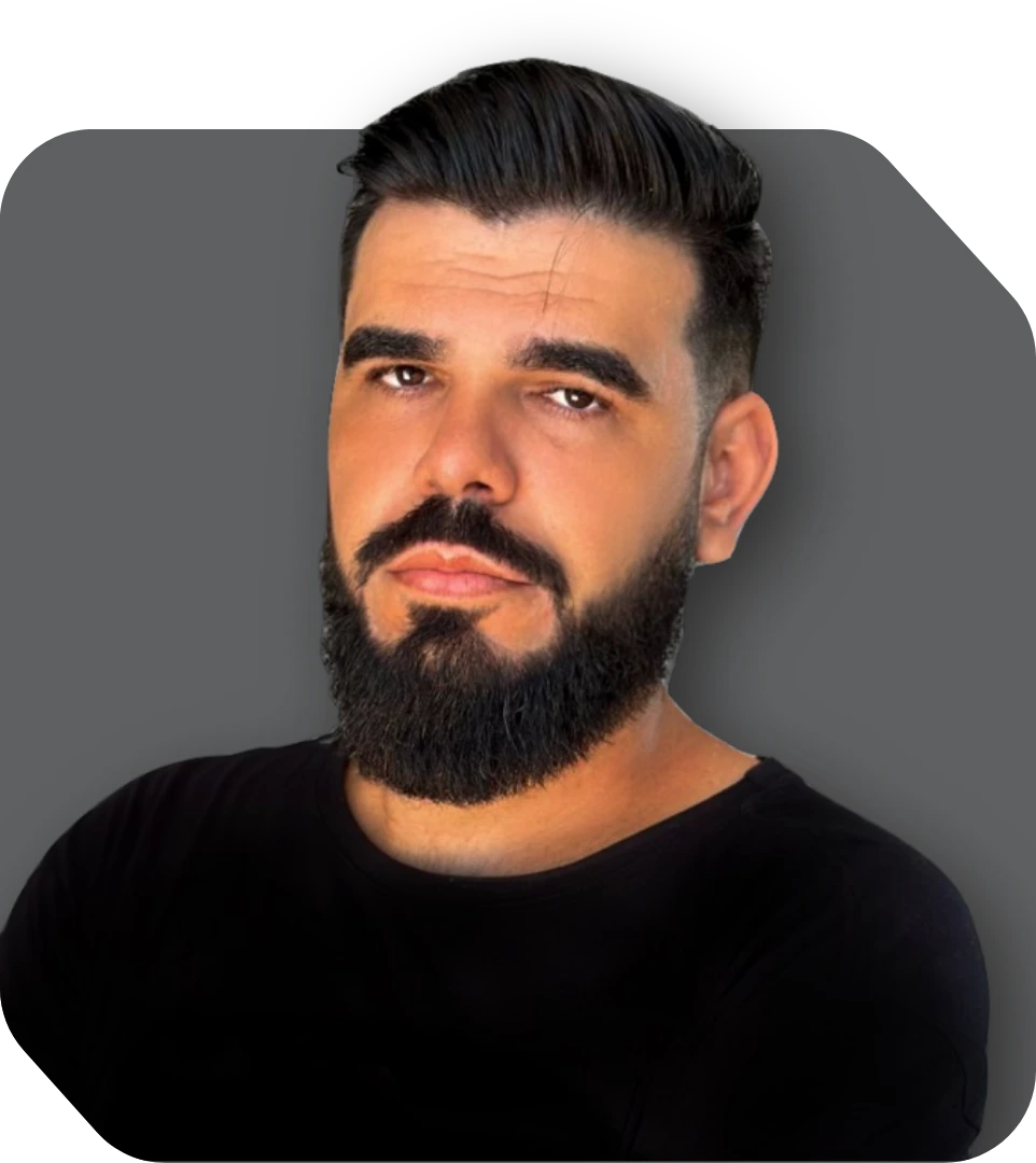 Instrutor de Graylog, Maiki é um homem de barba e cabelo pretos, veste uma camiseta preta.