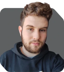 Instrutor de GitHub Actions, Fábio é um homem branco de barba e moletom preto.