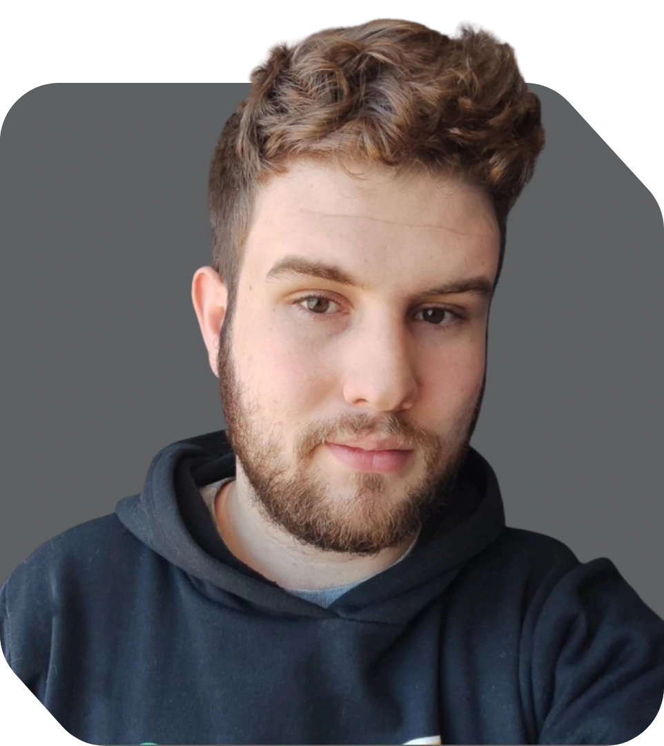 Instrutor de GitHub Actions, Fábio é um homem branco de barba e moletom preto.