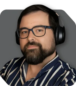 Instrutor de Python, Bruno Rocha é um homem branco de barba, óculos com camisa listrada e um headset na cabeça.