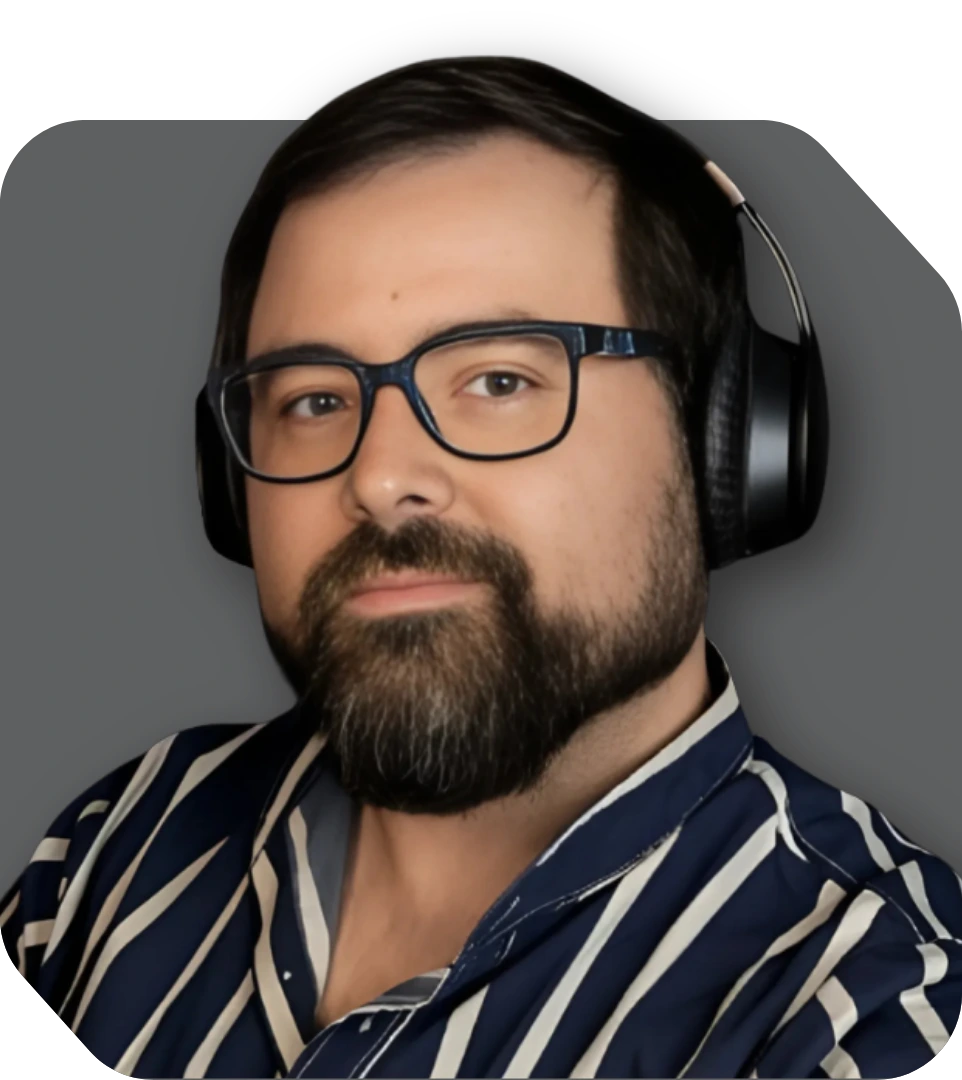 Instrutor de Python, Bruno Rocha é um homem branco de barba, óculos com camisa listrada e um headset na cabeça.